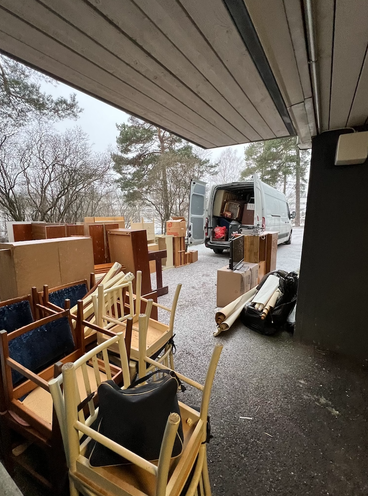 Huonekalujen nouto ja hävitys jäteasemalle.